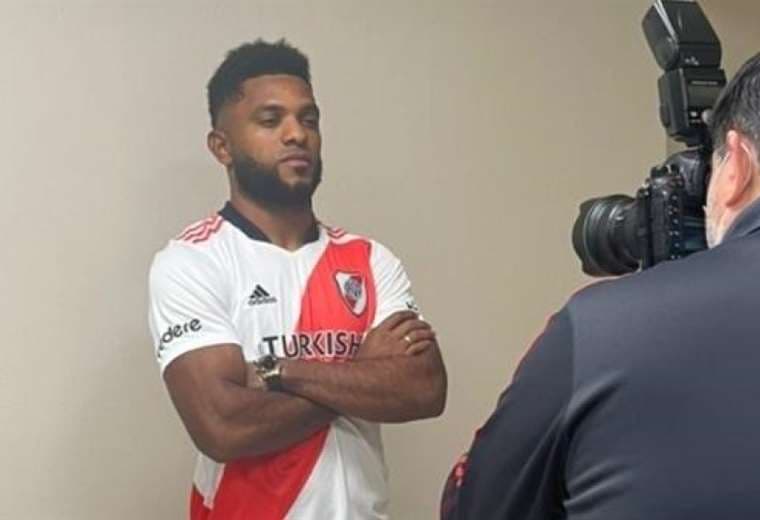 Miguel Borja posando con la camiseta de River Plate. Foto: Internet