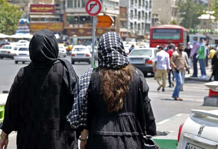 Llaman a las iraníes a salir sin velo para protestar contra nuevas leyes de vestimenta
