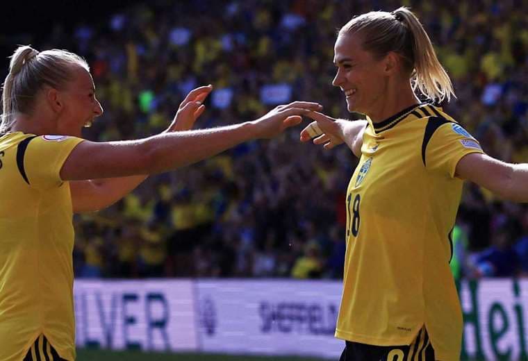 Festejo de la selección de Suecia tras vencer 2-1 a Suiza en la Eurocopa