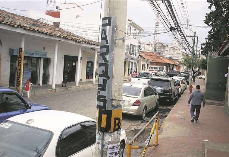 En esta cuadra en la que por lo menos hay dos estacionamientos, también hay vehículos que han parqueado en doble fila / Foto: Jorge Ibáñez