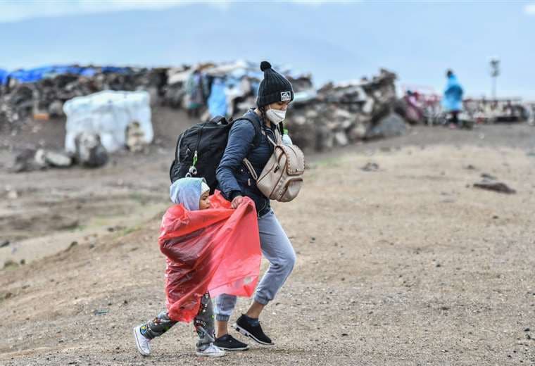 Una mujer ingresa a territorio chileno por la frontera con Bolivia/Foto Emilio Huascar