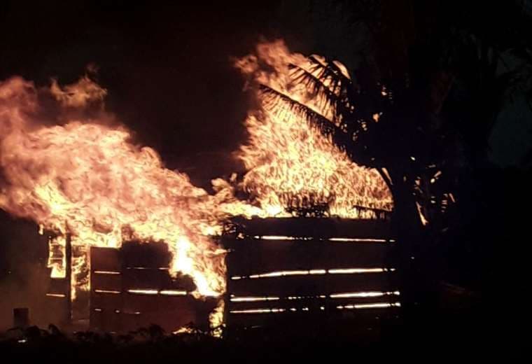 Una decena de casas fueron quemadas en Guarayos.