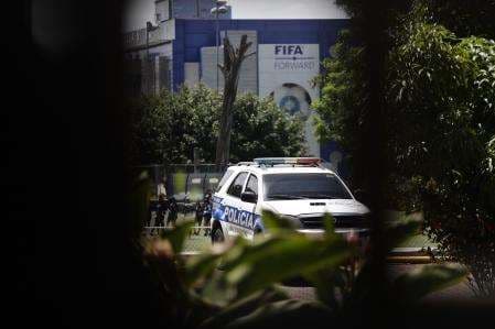 Vista hoy de un vehículo policial en la sede de la Federación Salvadoreña de Fútbol. efe