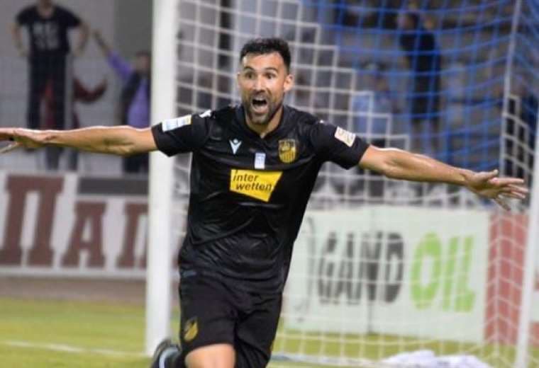 Bejarano festejando su gol con el que Lamia sigue en la Superliga griega. Foto: Internet