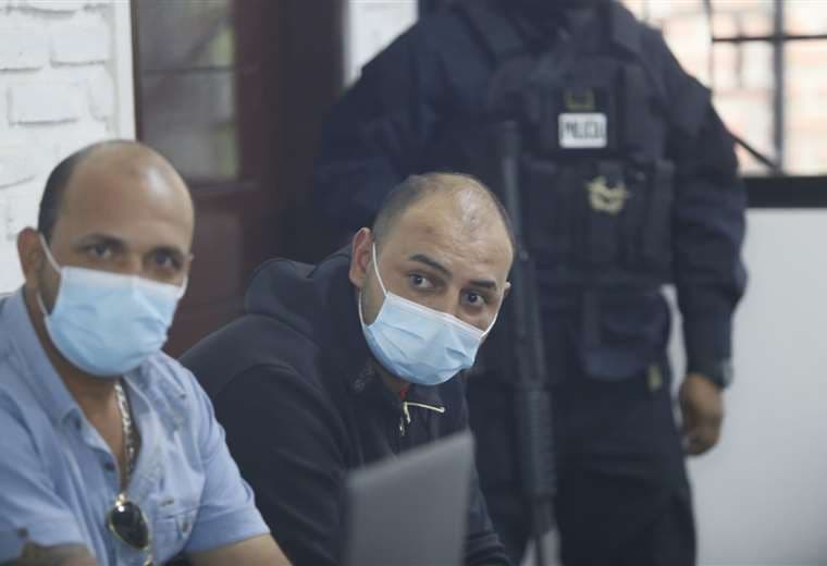 Misael Nallar y su abogado durante la audiencia cautelar. Foto: EL DEBER