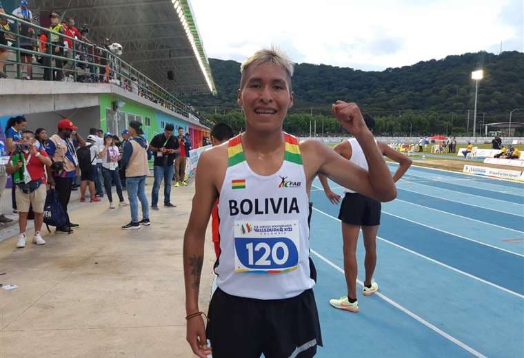 Ninavia muestra la medalla que ganó este viernes en los Bolivarianos. Foto: COB
