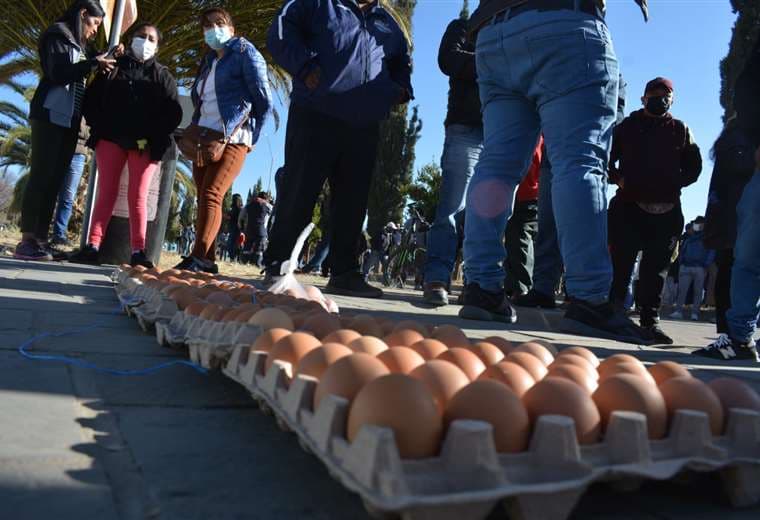 Militantes tarijeños del MAS esperan a Camacho con huevos en señal de rechazo/Foto: APG