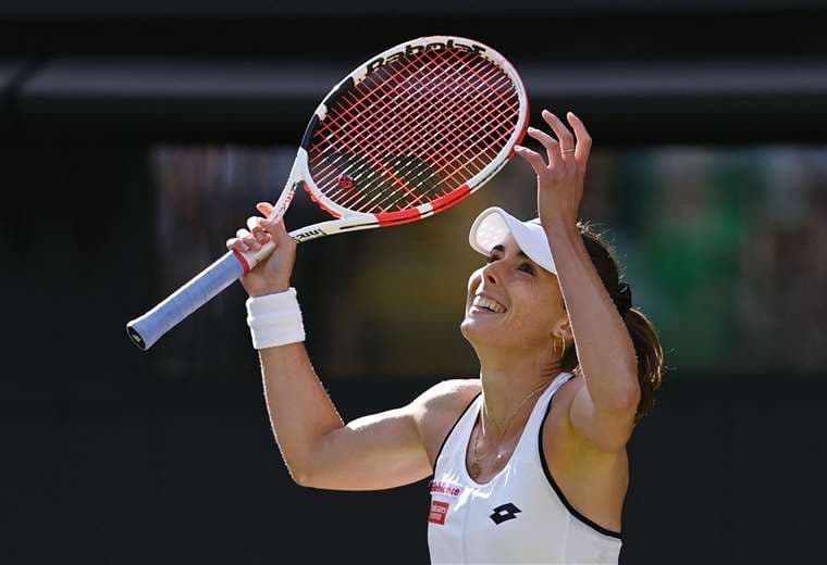 Festeja Alize Cornet su victoria sobre Iga Swiatek en Wimbledon. Foto. AFP
