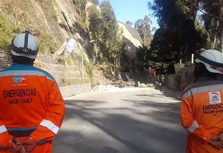 Desplome de vivienda en construcción causa cierre de vía en La Paz