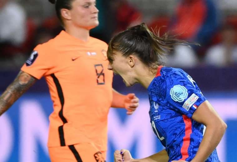 Eve Perisset (de azul) le dio el triunfo a Francia con un gol de penal. Foto: AFP