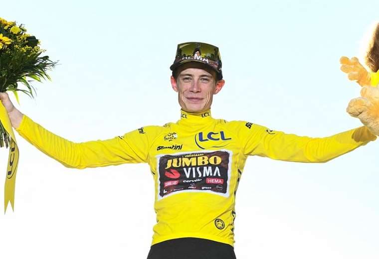 Jonas Vingegaard en lo más alto del podio del Tour de Francia. Foto: AFP
