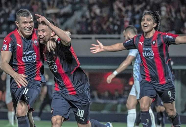 Marcelo Martins (dcha.) se suma al festejo del primer gol. Foto: Prensa Cerro P.