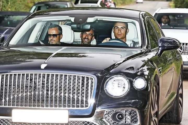 Cristiano Ronaldo llegando a Carrington acompañado de Jorge Mendes
