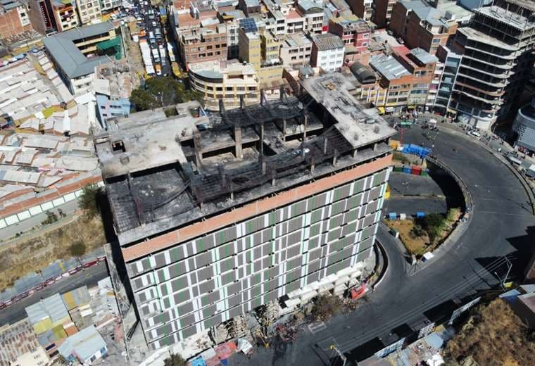 Edificio que ardió en llamas anoche en La Paz | APG Noticias.