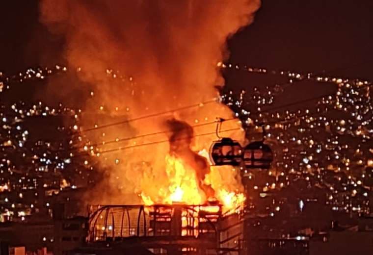 El incendio en el Mall que se construía en La Paz
