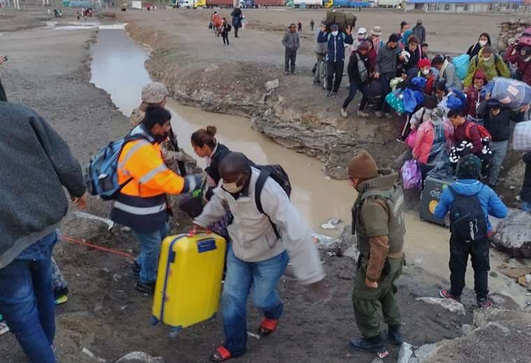 Venezolanos cruzando la frontera a Chile. Foto: Comuna de Colchane