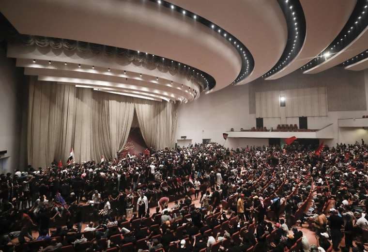 Miles de partidarios de  partidarios de Moqtada Sadr toman el parlamento de Irak