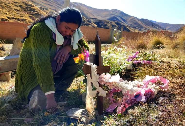 Nora en la tumba de su hija Georgia | Foto: Karem Mendoza