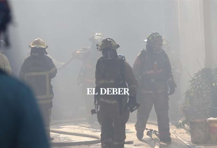 Continúan combatiendo el fuego en el depósito de telas Foto: Ricardo Montero