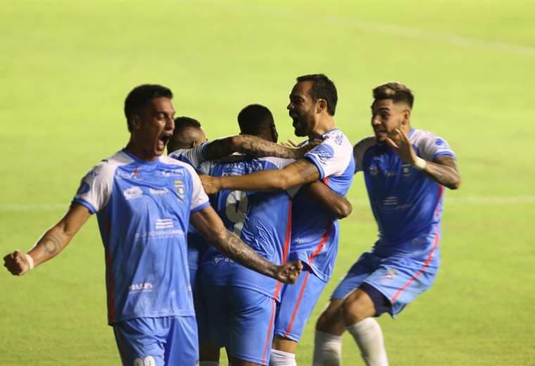 El festejo de los jugadores de Blooming por la victoria sobre Bolívar. Foto: Fuad Landívar