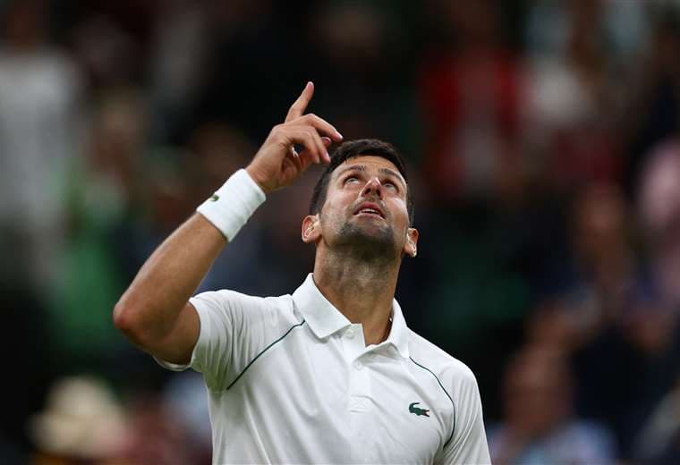 Celebra Djokovic su victoria de este domingo en Wimbledon. Foto. AFP