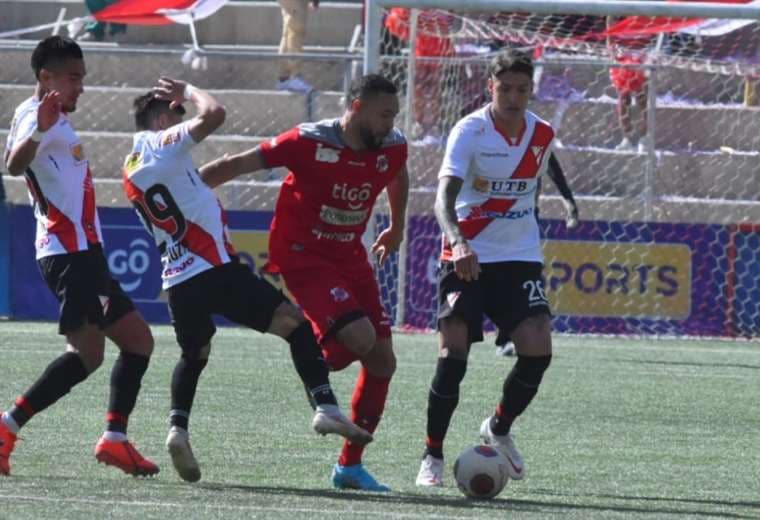 El jugador de Always Ready Juan Adrián (29) intenta frenar a un rival. Foto: APG Noticias