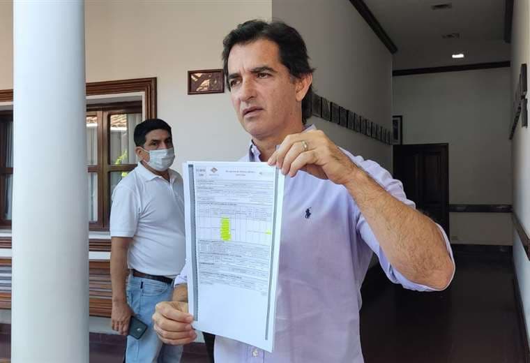 El concejal Manuel Saavedra muestra el documento de contratación obtenido del Sicoes  