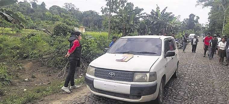 El auto donde fueron encontrados los tres cuerpos en Ivirgarzama