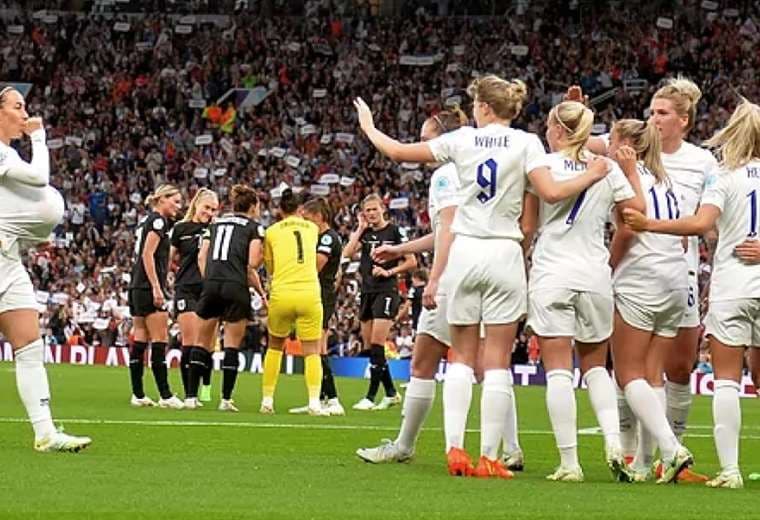 Celebración de las inglesas tras el gol de Beth Meade (7). Foto: AFP