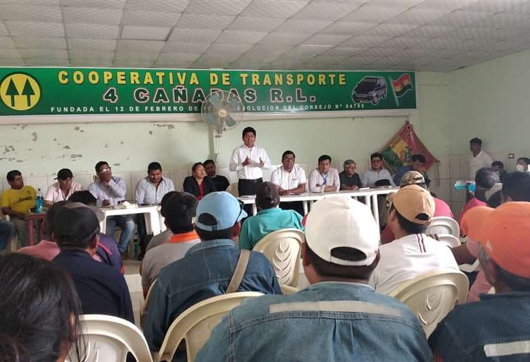 La comitiva del Gobierno dialoga con los transportistas  Foto: Néstor Lovera 