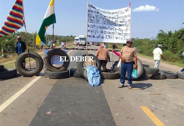 Los campesinos bloquearon la carretera a Beni/ Foto: Desther Ágreda