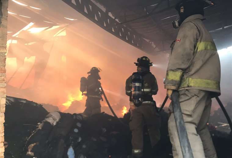 Más de 60 bomberos combatieron el fuego Foto: UUBR