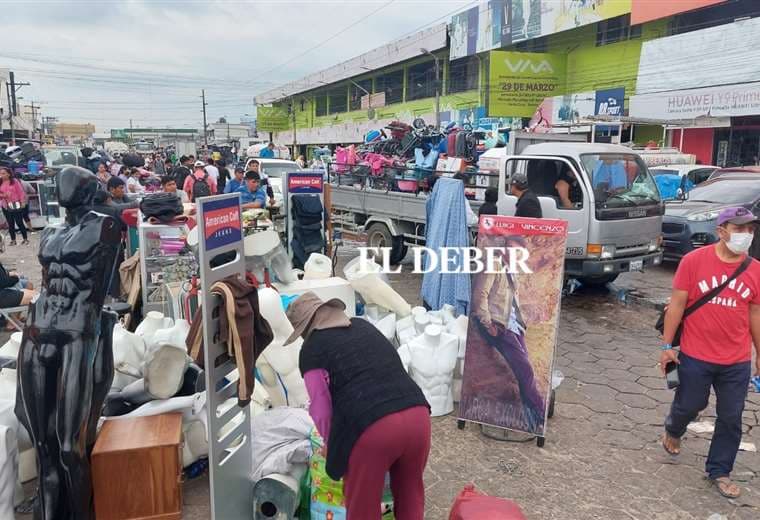 Los afectados tienen sus pertenencias en las vías aledañas del mercado Foto: J.C. Torrejón