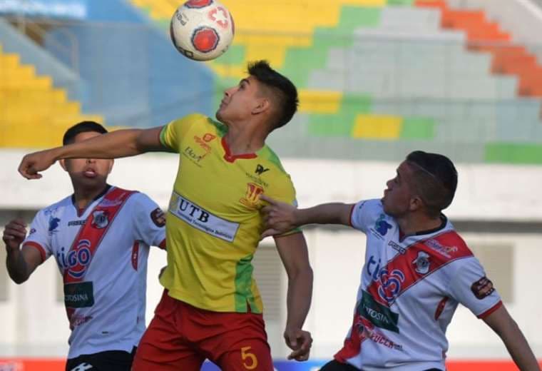 Santiago Arce (c), de Palmaflor, se lleva el balón ante la marca de dos rivales. Foto: APG