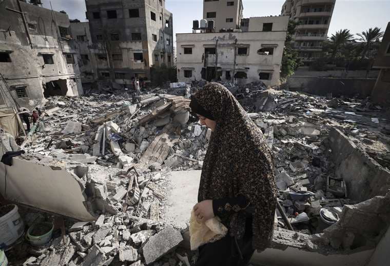 Los niños palestinos son entretenidos por payasos en medio de los escombros de un edificio