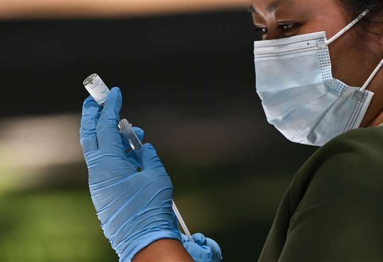 Trabajador de salud administra una dosis de la vacuna Jynneos Monkeypox en Los Ángeles