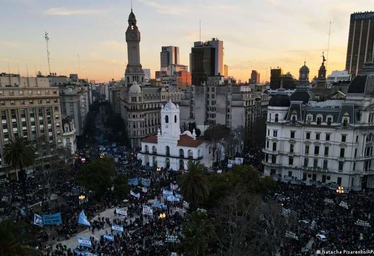 Argentina: movimientos sociales marchan por mejoras económicas