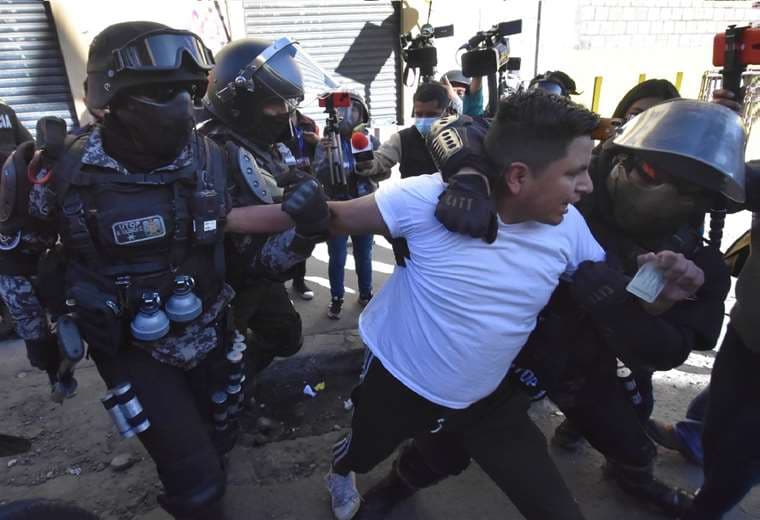 La Policía reprimió en varias ocasiones a los manifestantes. Foto: APG Noticias