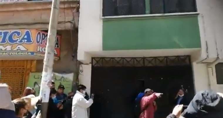 Cocaleros salen de la Felcc de El Alto para cumplir detención domiciliaria/Captura video