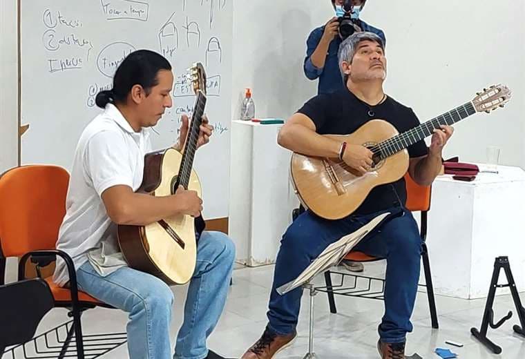 Piraí Vaca da clases a formadores para mejorar el nivel de interpretación de guitarra en Santa Cruz