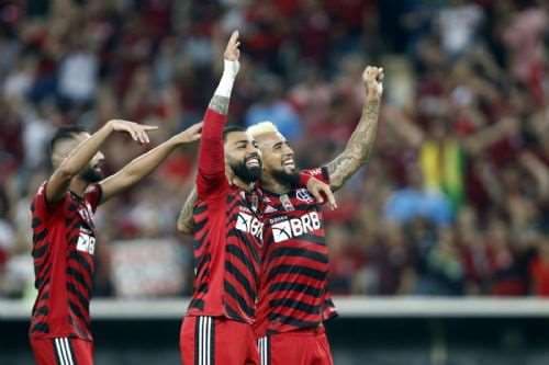 Flamengo goleó al Paranaense y escaló en la tabla.
