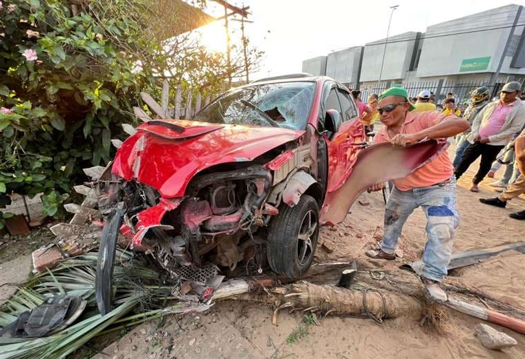 El vehículo que conducía la mujer en estado de ebriedad quedó destruido Foto: Zona Norte