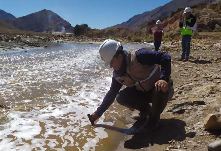 Funcionarios de la Gobernación tarijeña tomaron muestras del agua en el río Pilcomayo
