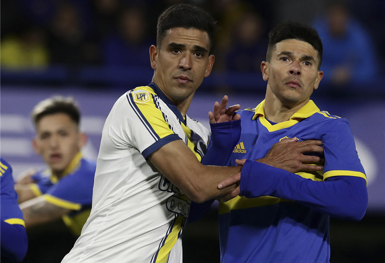 Rodríguez, de Rosario y Roncaglia, de Boca disputan el balón en la Bombonera. Foto. AFP