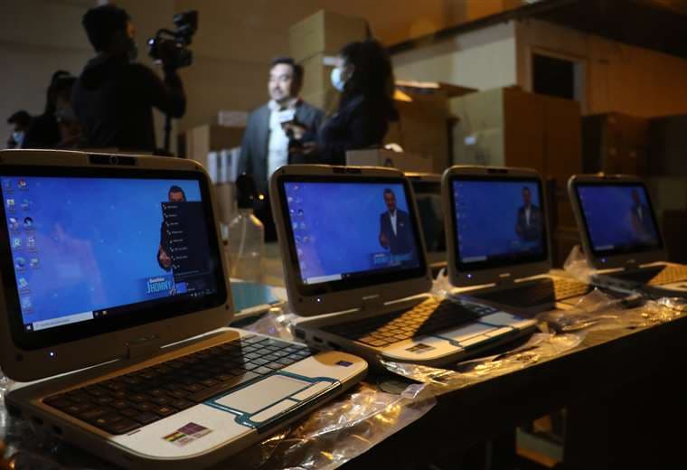 Autoridades municipales mostraron las computadoras adquiridas / Foto: Juan Carlos Torrejón
