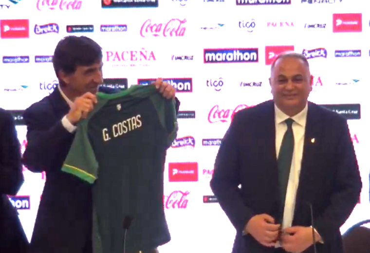 Gustavo Costas recibió una camiseta de la selección boliviana
