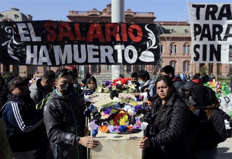 Simbólica protesta en Argentina contra el salario mínimo. Foto AFP
