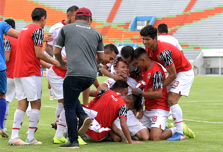 Celebración de los jugadores de Universitario tras el gol de Rodrigo Vargas. Foto. APG 