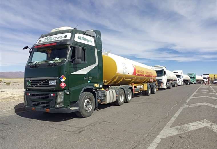 Convoy de cisternas con combustible importado. Foto: YPFB