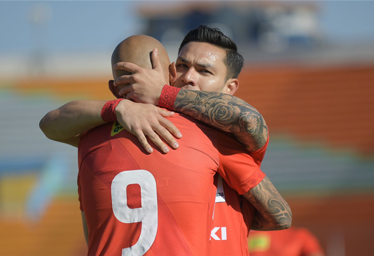 Riquelme (9) y Algarañaz celebran los goles de Always. Foto, APG 